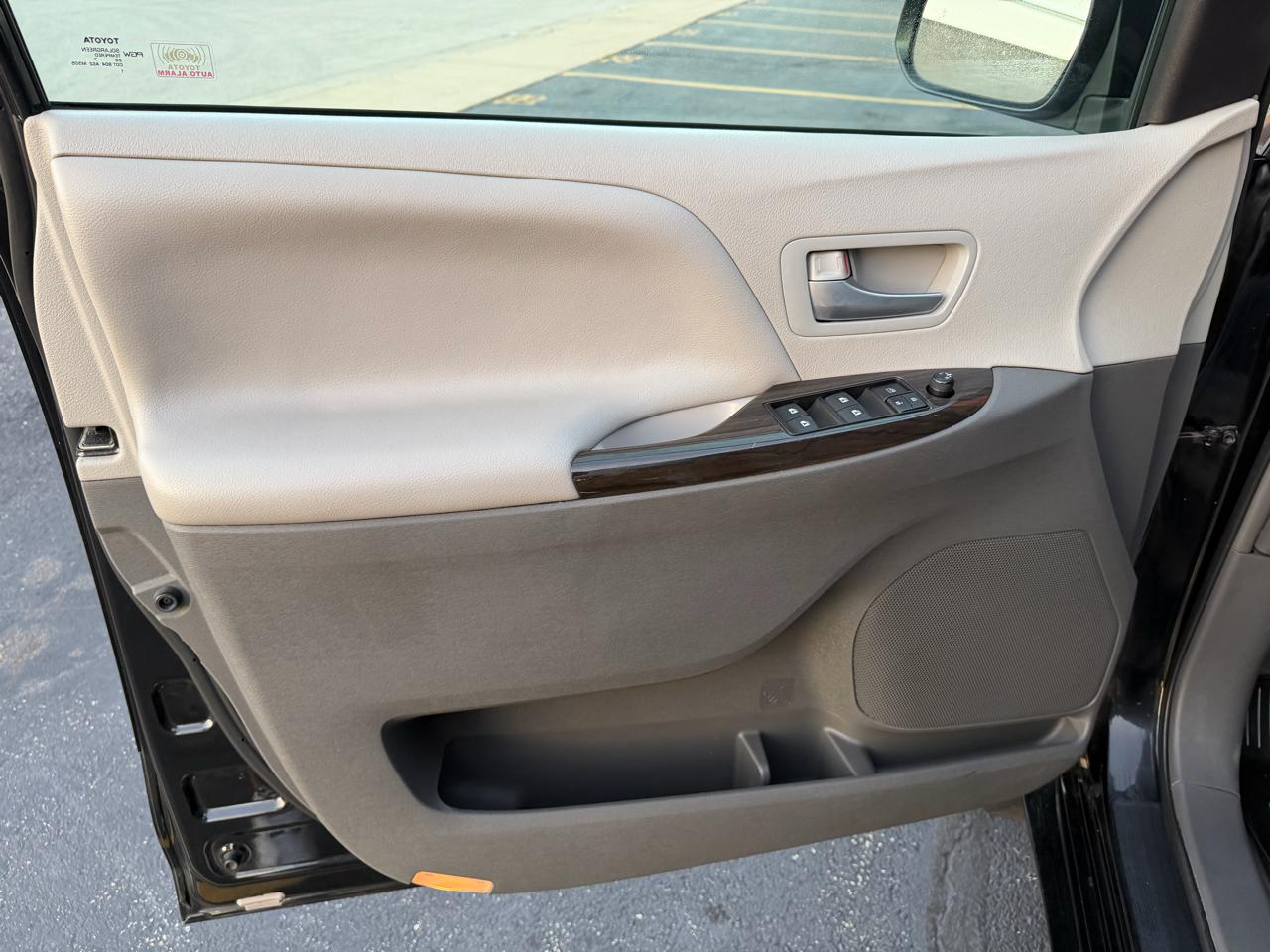 Toyota Sienna Limited Premium 7-Passenger 2017