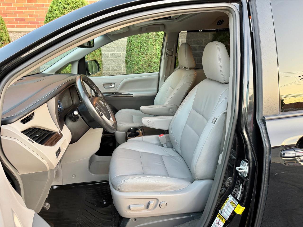 Toyota Sienna Limited Premium 7-Passenger 2017