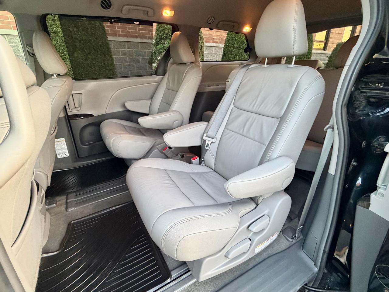Toyota Sienna Limited Premium 7-Passenger 2017