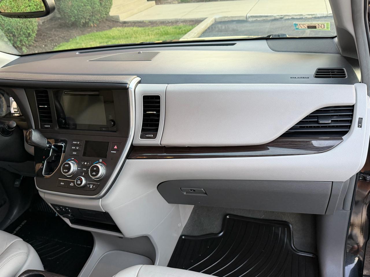 Toyota Sienna Limited Premium 7-Passenger 2017