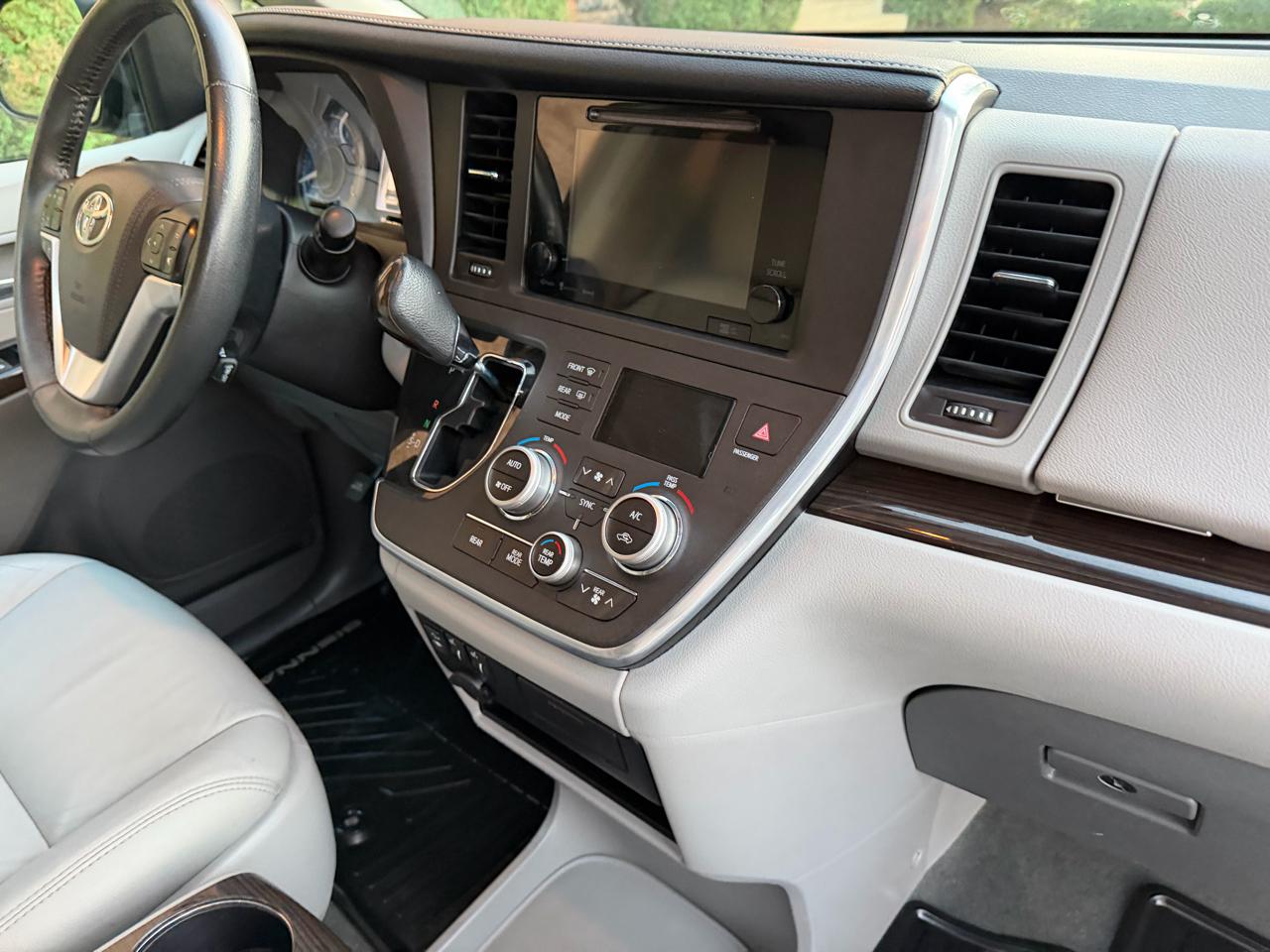Toyota Sienna Limited Premium 7-Passenger 2017