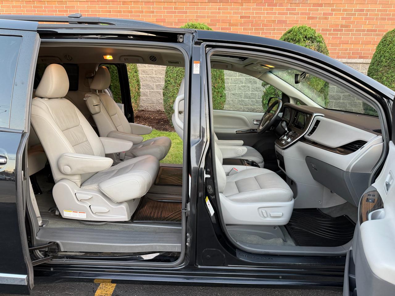 Toyota Sienna Limited Premium 7-Passenger 2017