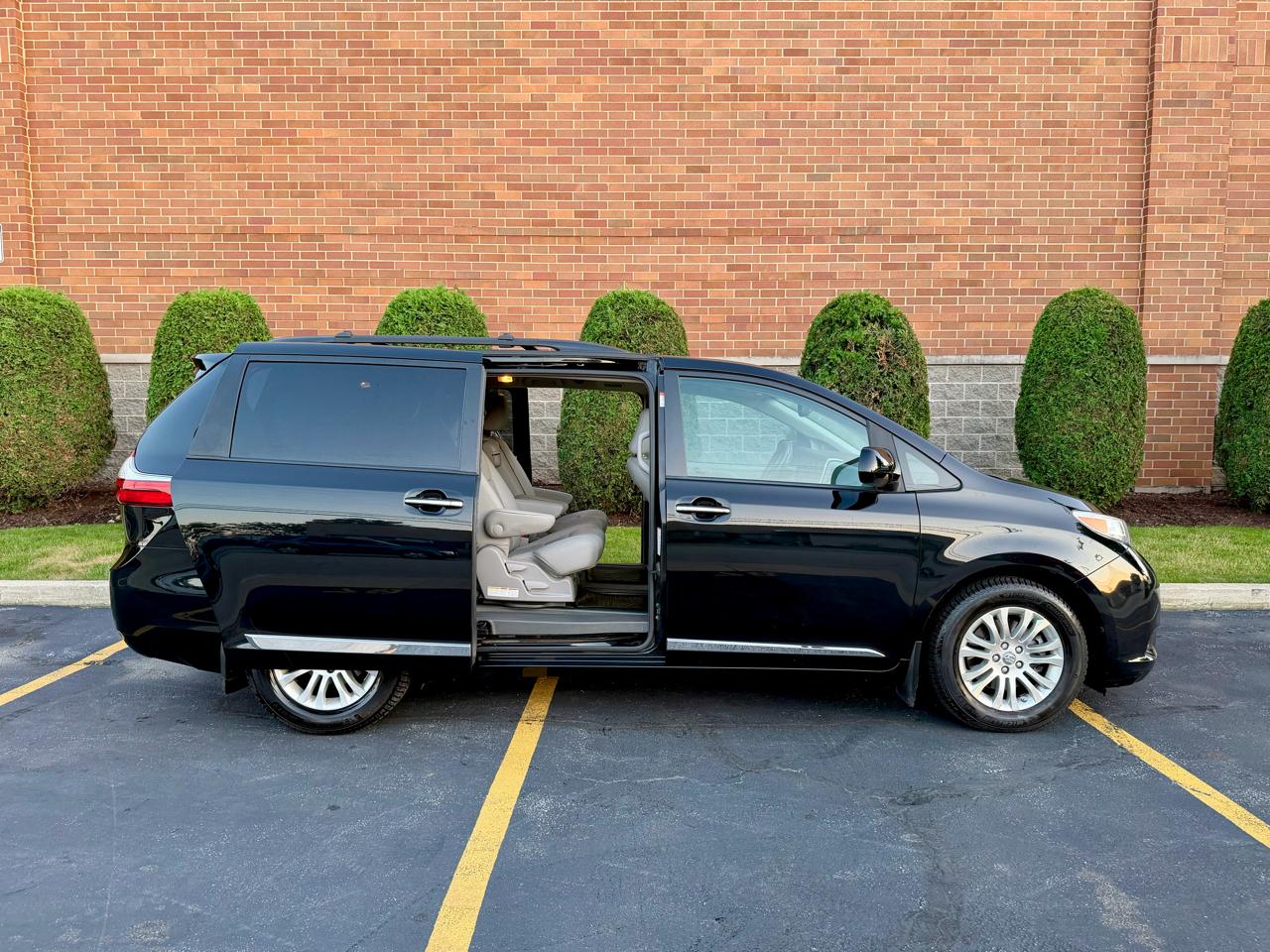 Toyota Sienna Limited Premium 7-Passenger 2017