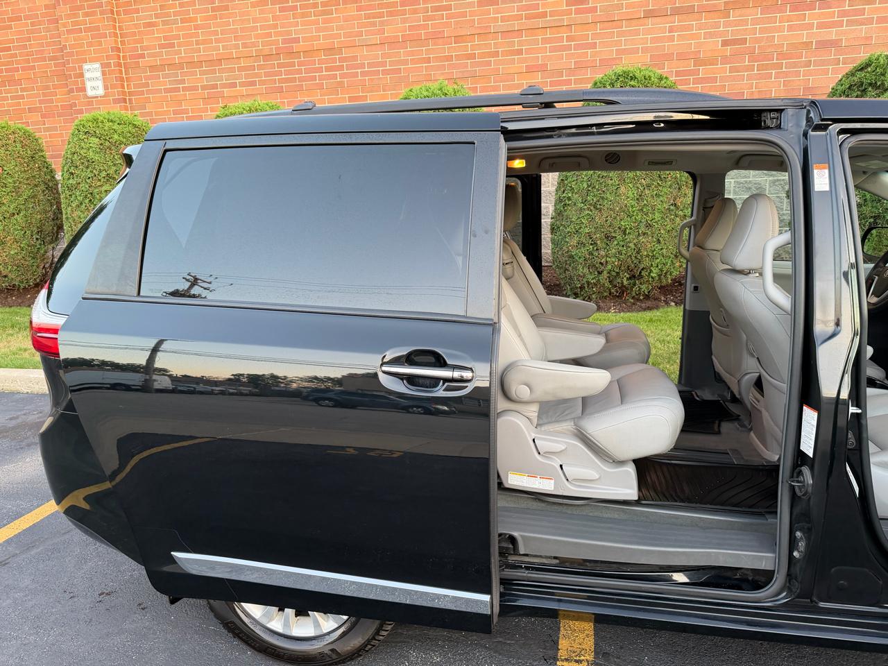 Toyota Sienna Limited Premium 7-Passenger 2017