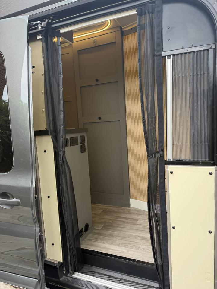 Ford Transit 350 Van HD High Roof 10360lb GVWR Pass. Slide EL 2017