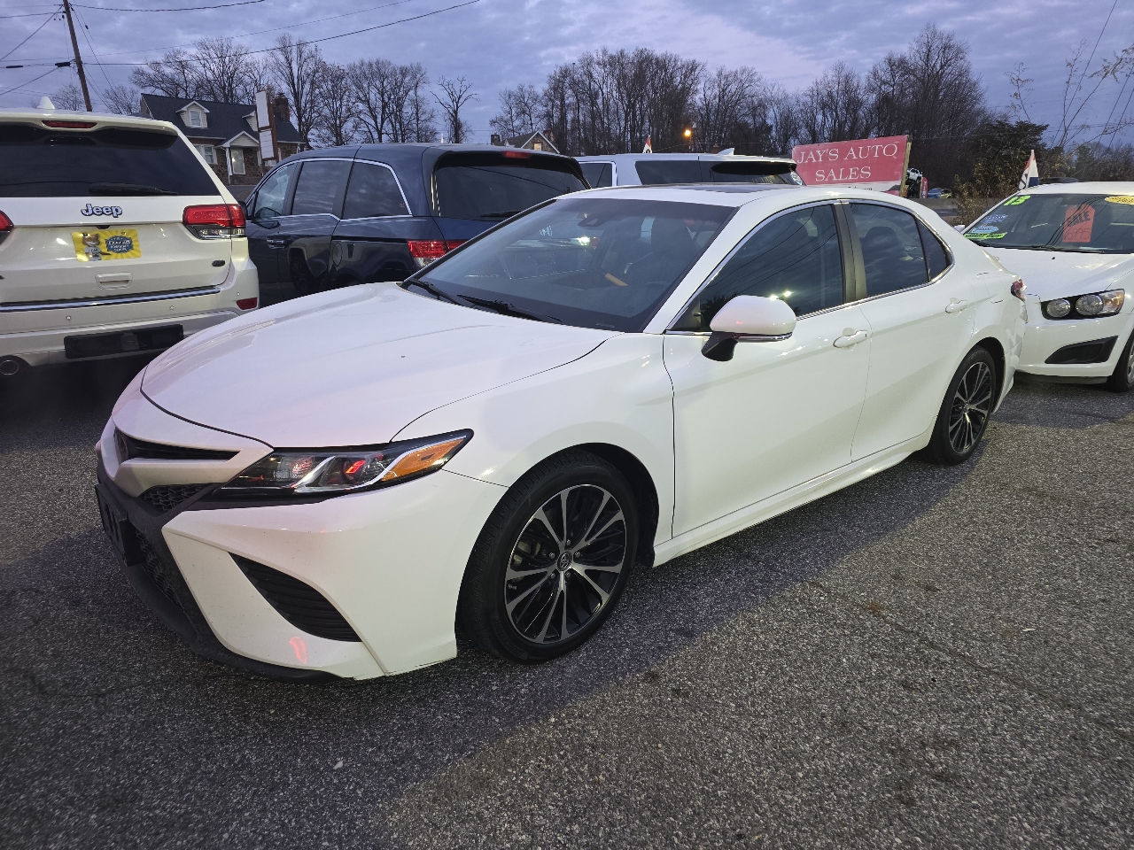 2018 Toyota Camry SE's photo