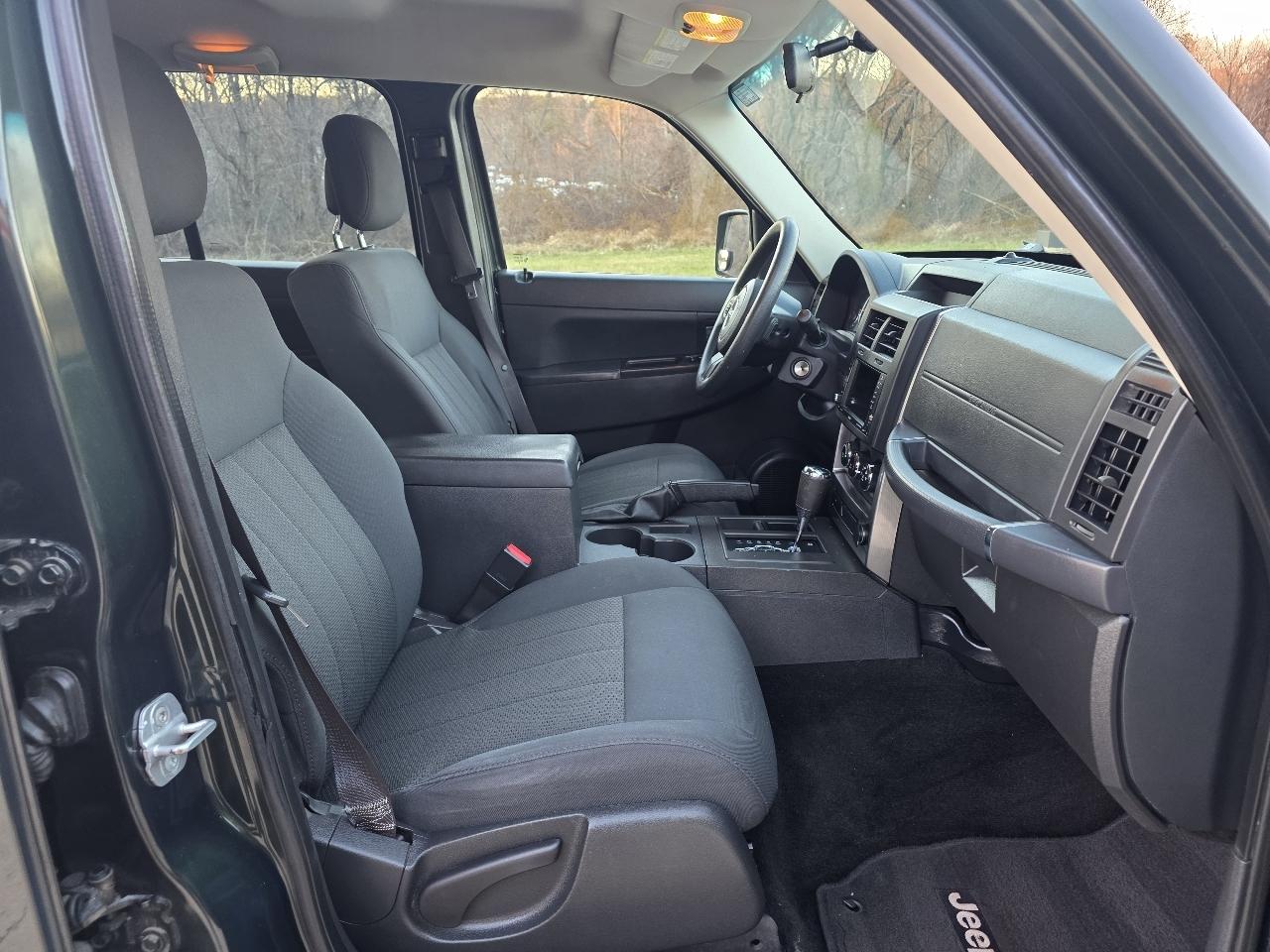 Jeep Liberty Sport 2WD 2011