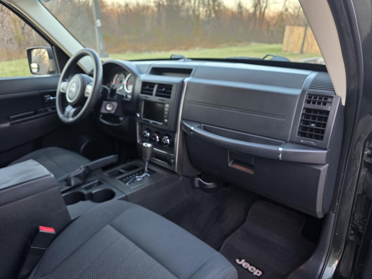 Jeep Liberty Sport 2WD 2011