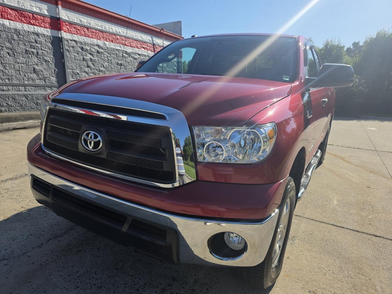 Toyota Tundra Tundra-Grade 5.7L Double Cab 4WD 2011