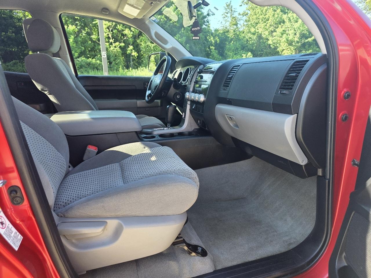 Toyota Tundra Tundra-Grade 5.7L Double Cab 4WD 2011