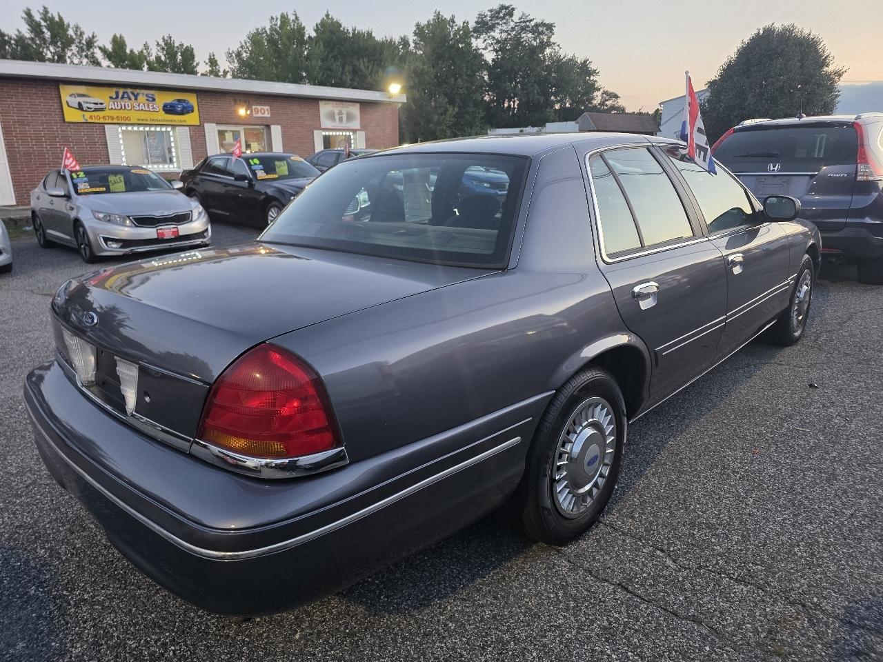 Ford Crown Victoria Base 2001