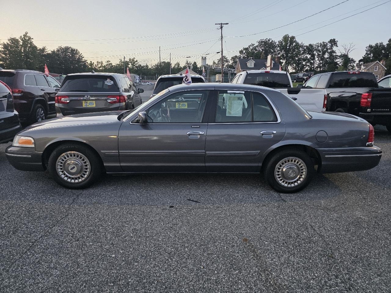 Ford Crown Victoria Base 2001