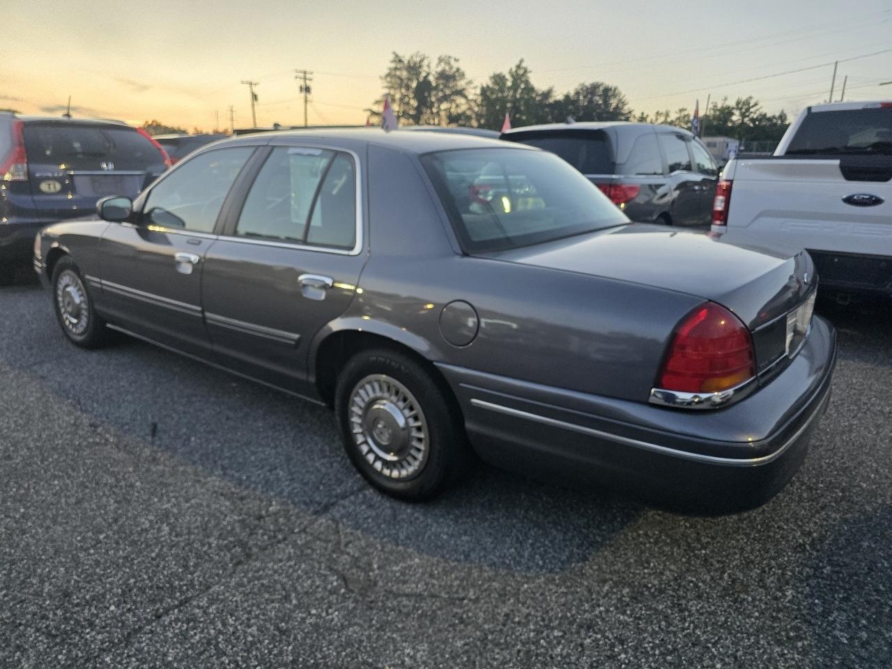 Ford Crown Victoria Base 2001