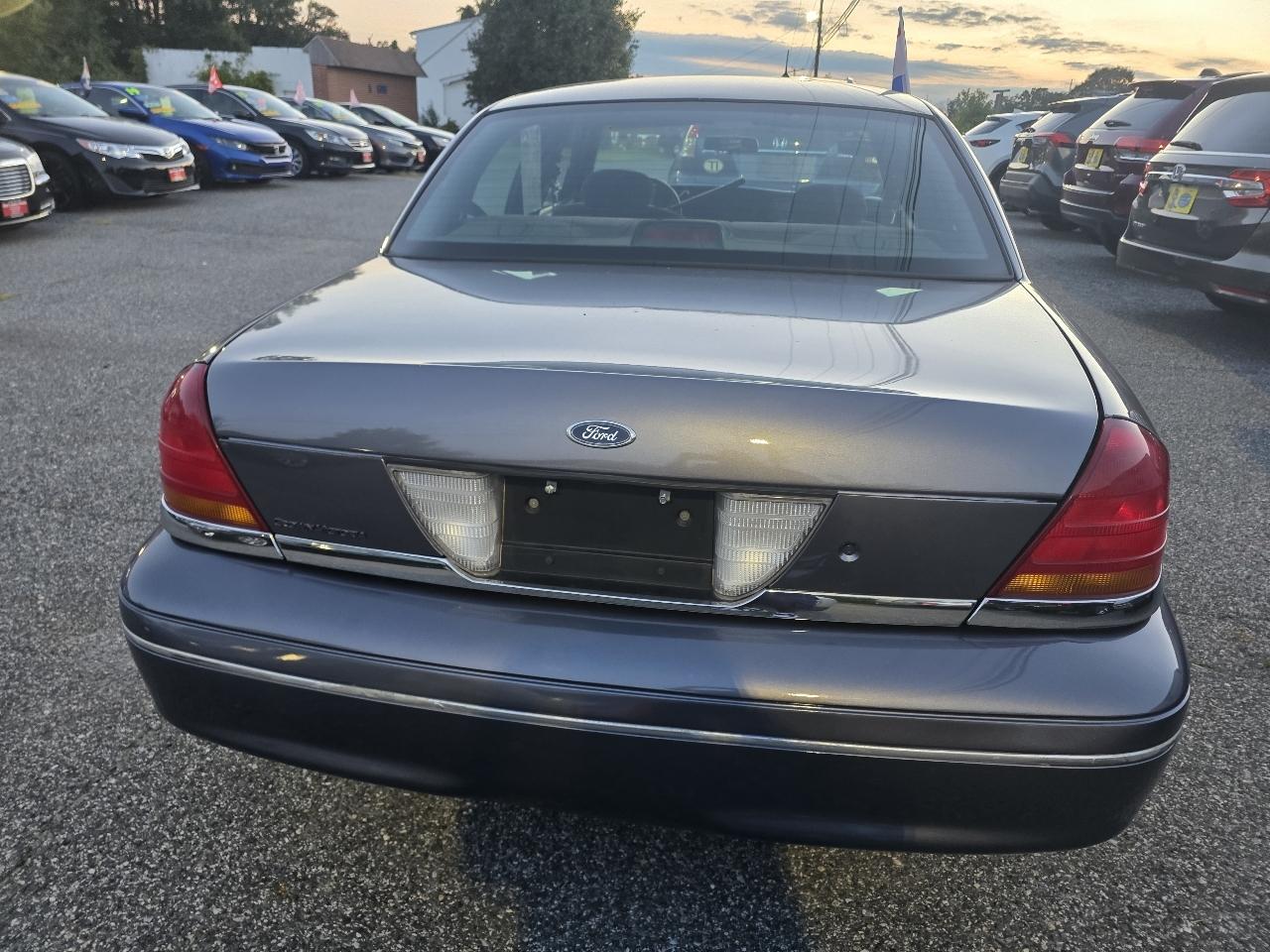 Ford Crown Victoria Base 2001