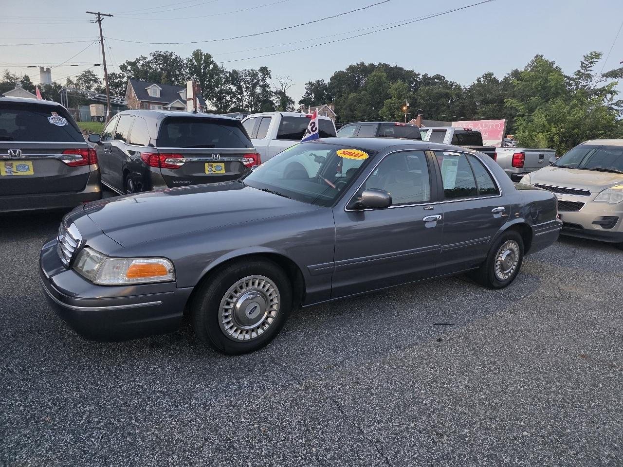 Ford Crown Victoria Base 2001
