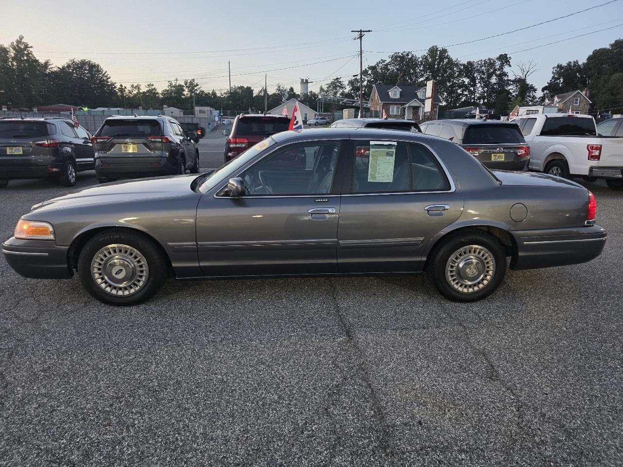 Ford Crown Victoria Base 2001