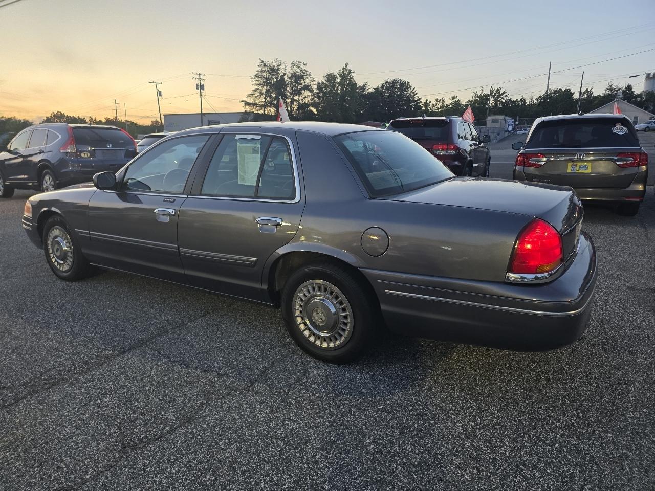 Ford Crown Victoria Base 2001