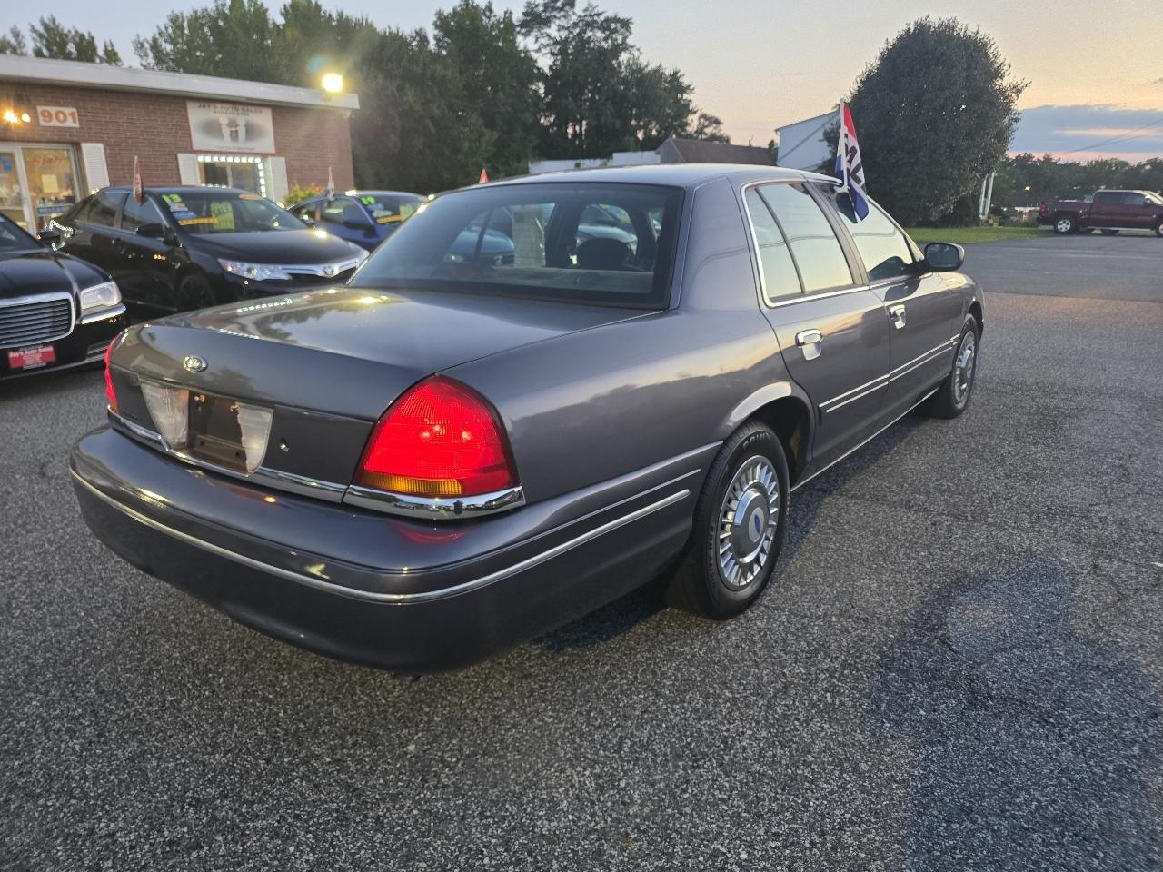 Ford Crown Victoria Base 2001