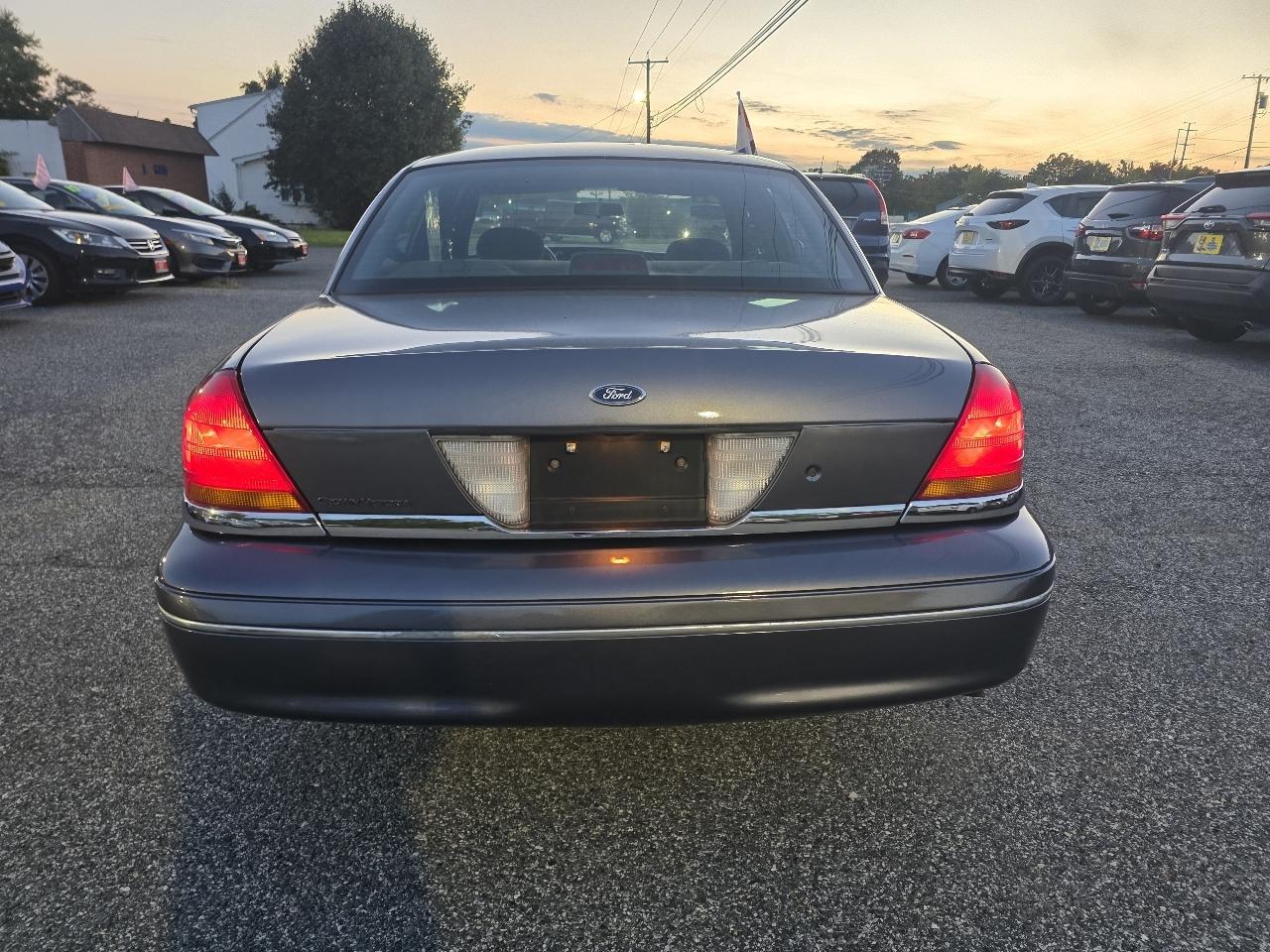 Ford Crown Victoria Base 2001