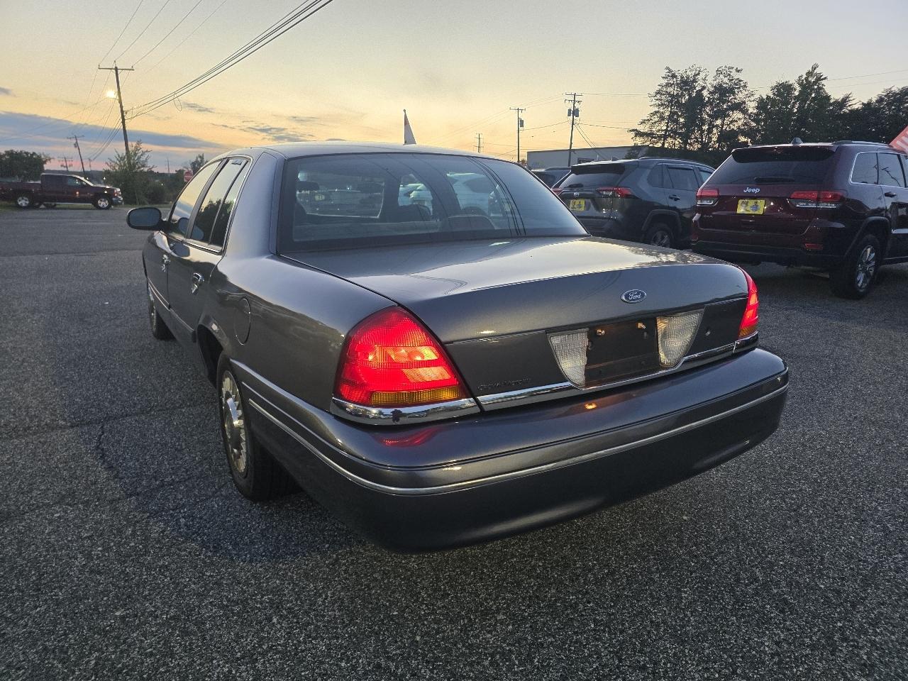 Ford Crown Victoria Base 2001