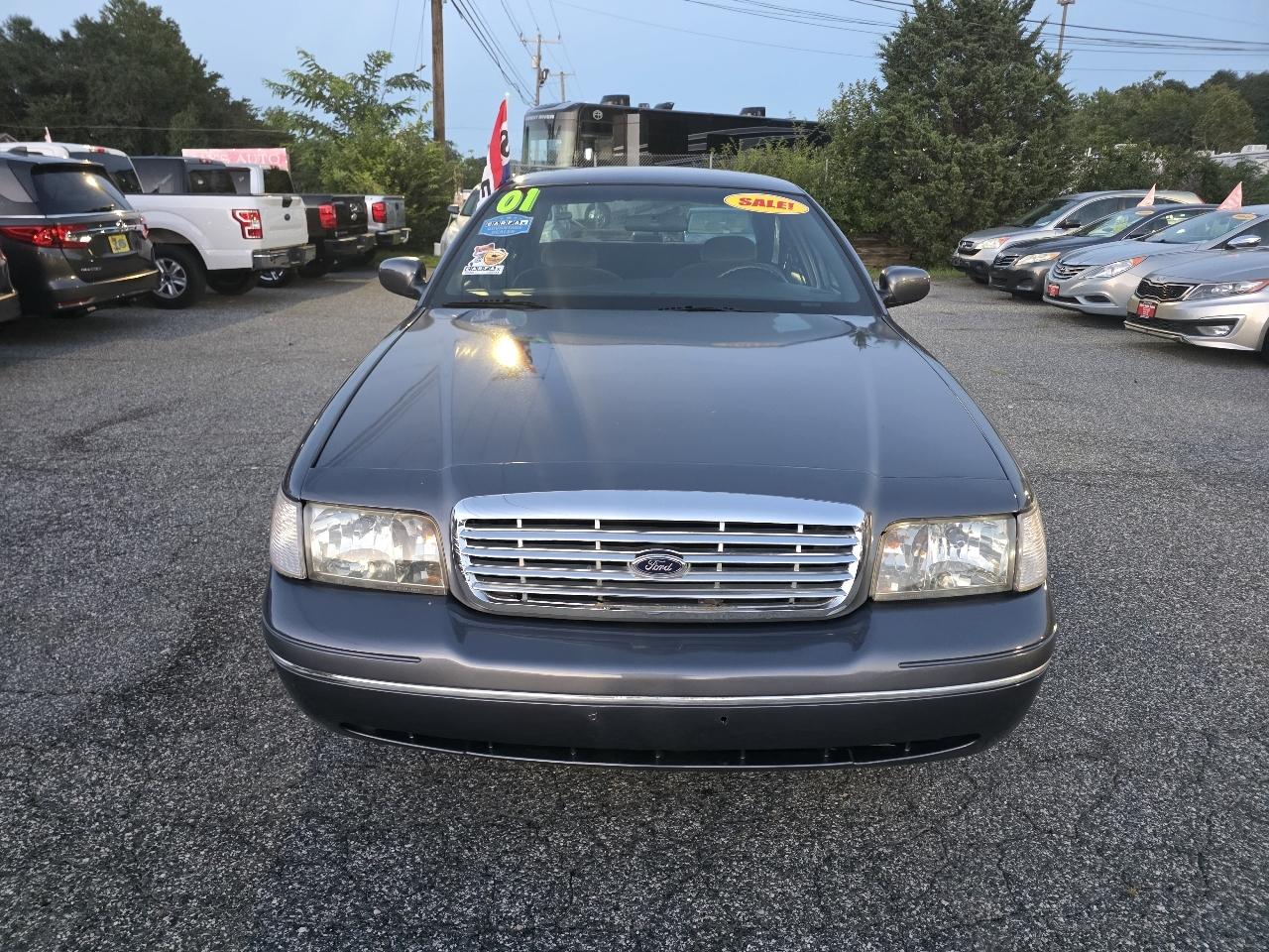 Ford Crown Victoria Base 2001