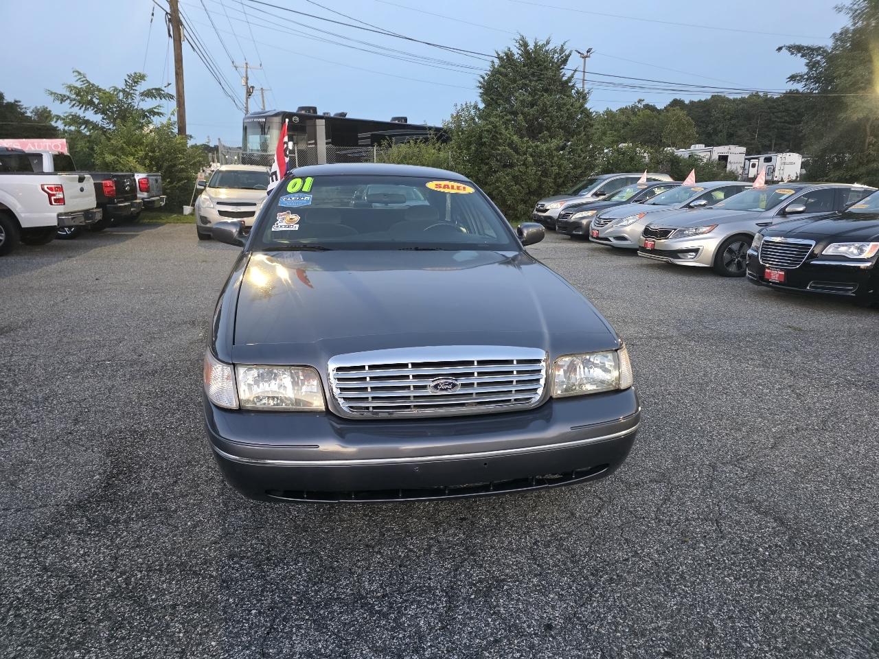 Ford Crown Victoria Base 2001