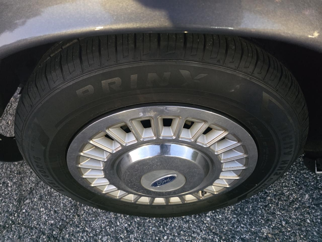 Ford Crown Victoria Base 2001