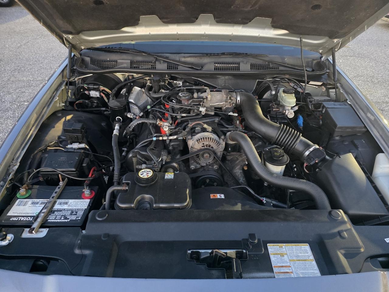 Ford Crown Victoria Base 2001