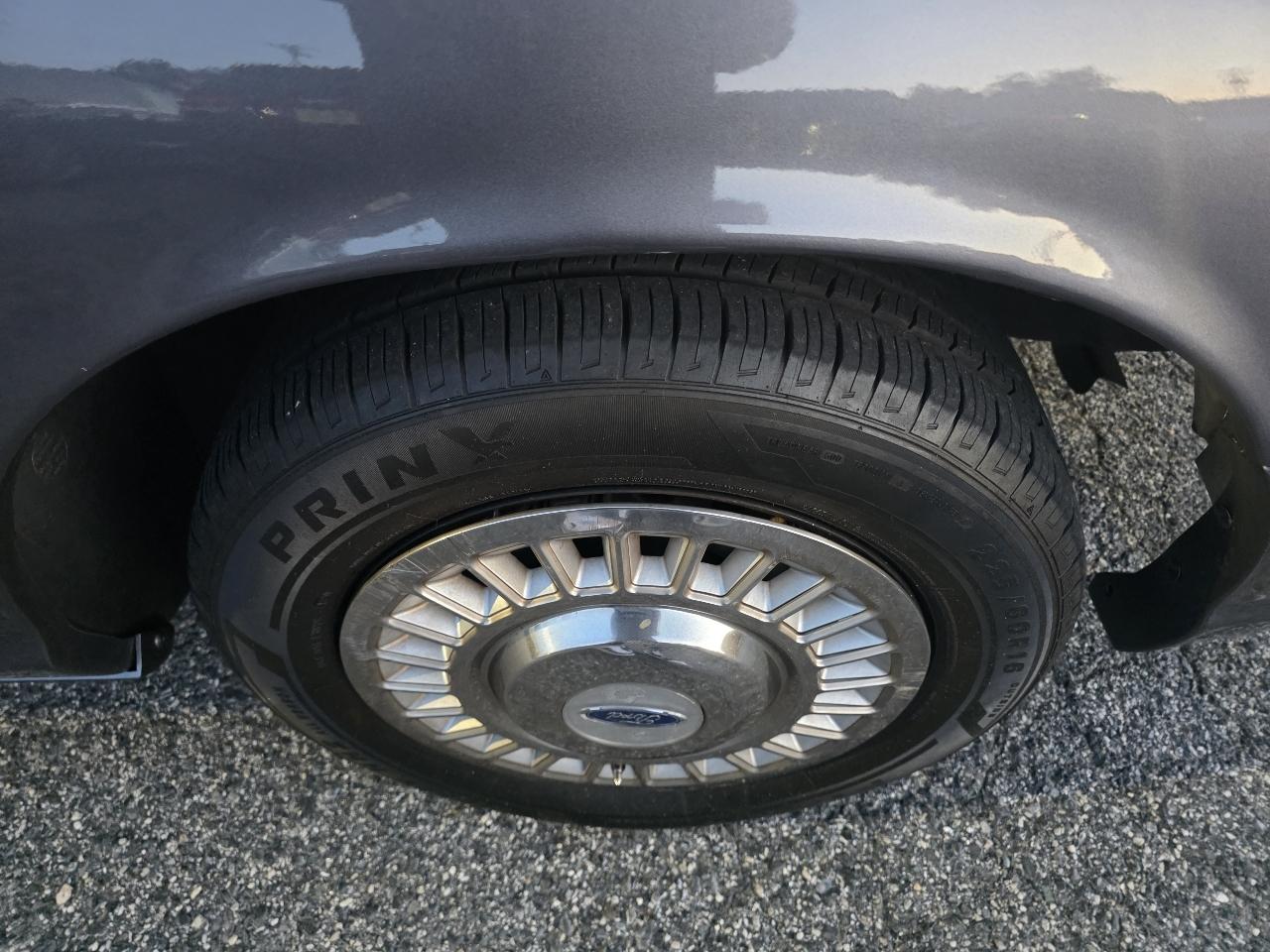 Ford Crown Victoria Base 2001