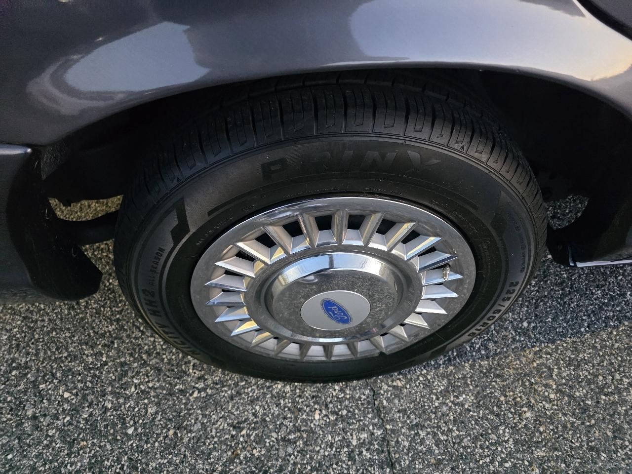 Ford Crown Victoria Base 2001