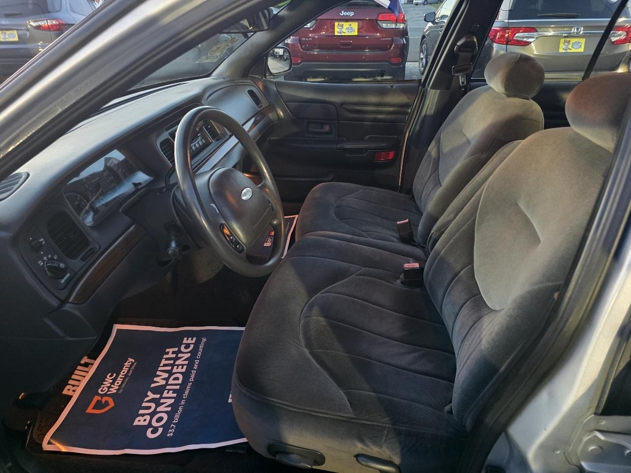 Ford Crown Victoria Base 2001