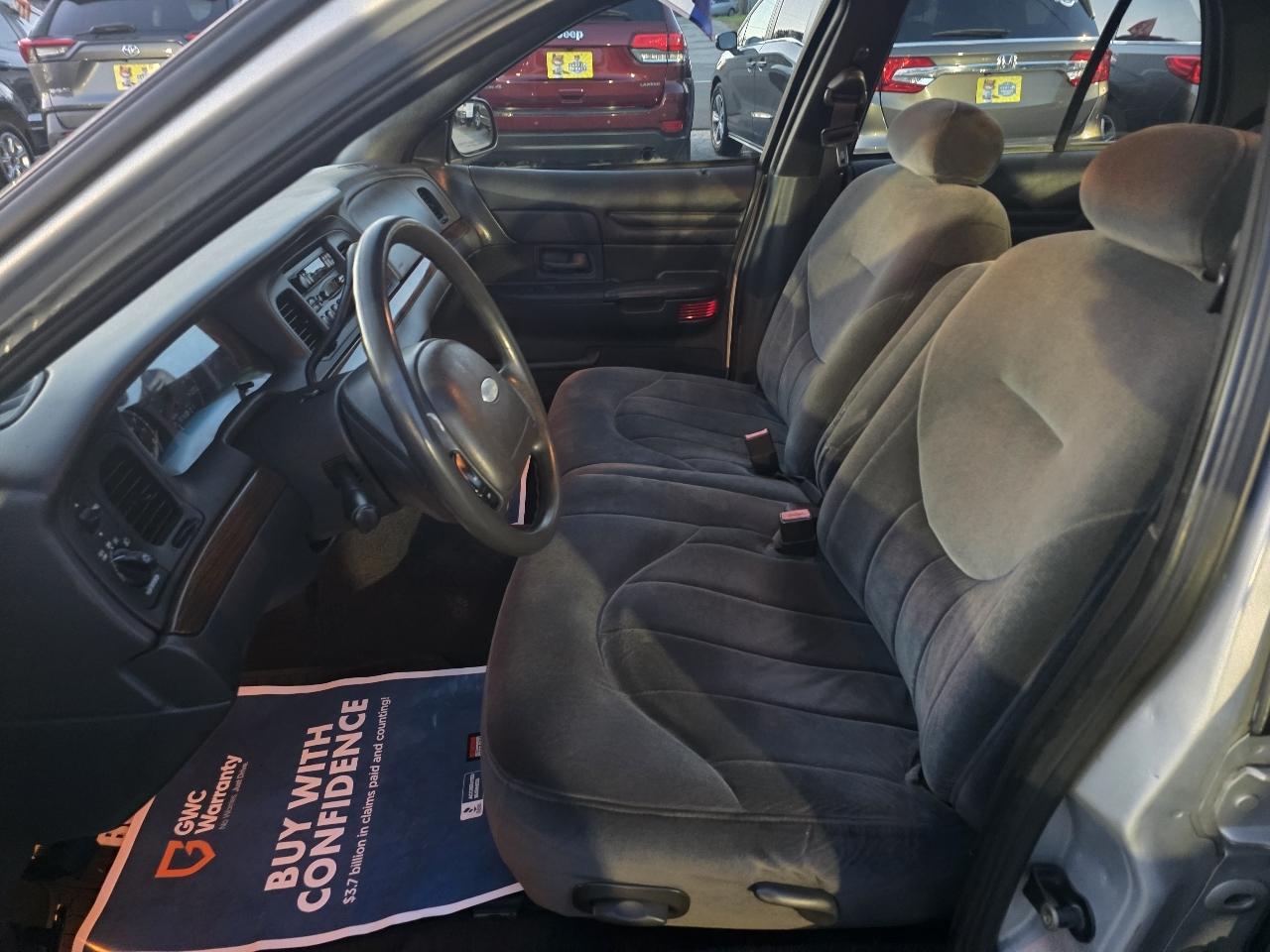 Ford Crown Victoria Base 2001