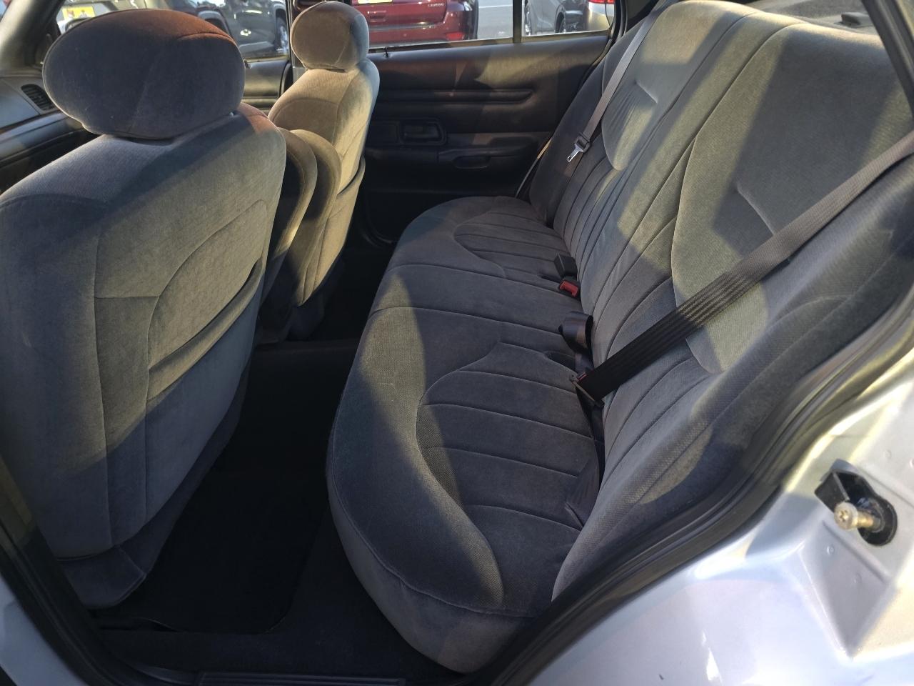 Ford Crown Victoria Base 2001