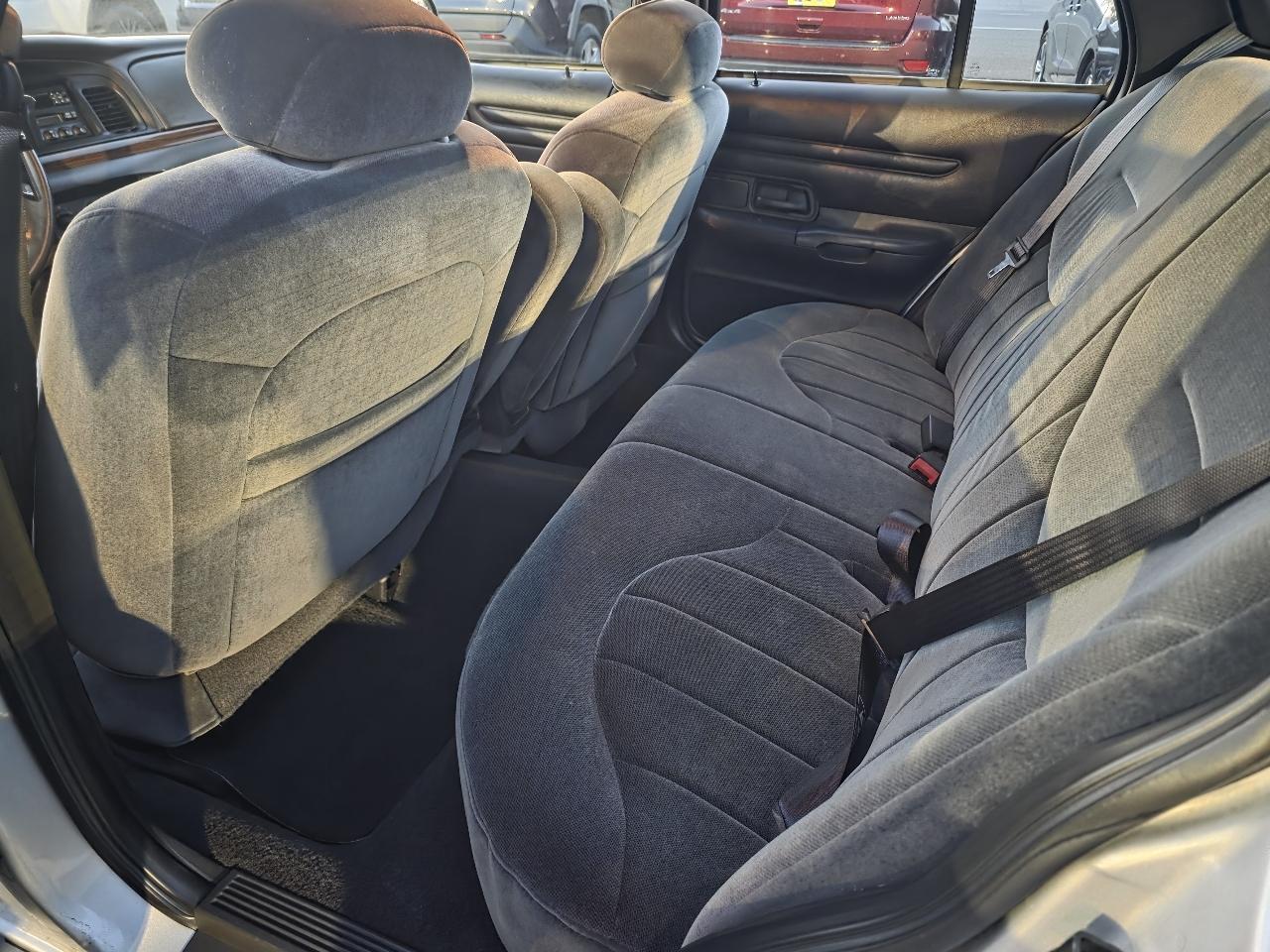Ford Crown Victoria Base 2001