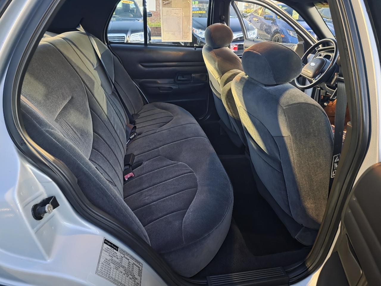 Ford Crown Victoria Base 2001