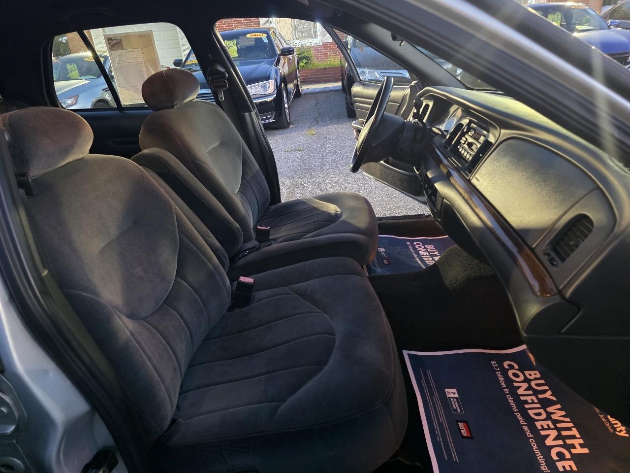 Ford Crown Victoria Base 2001