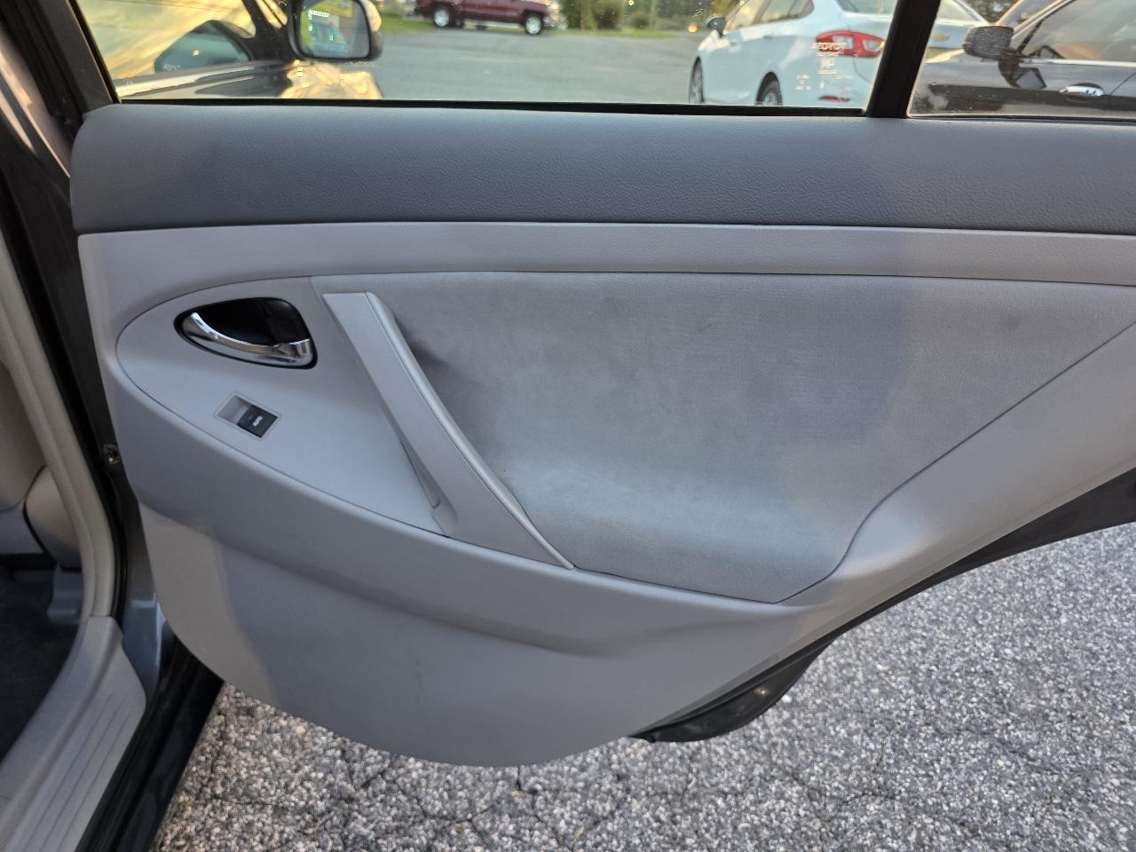 Toyota Camry Base 6-Spd AT 2011