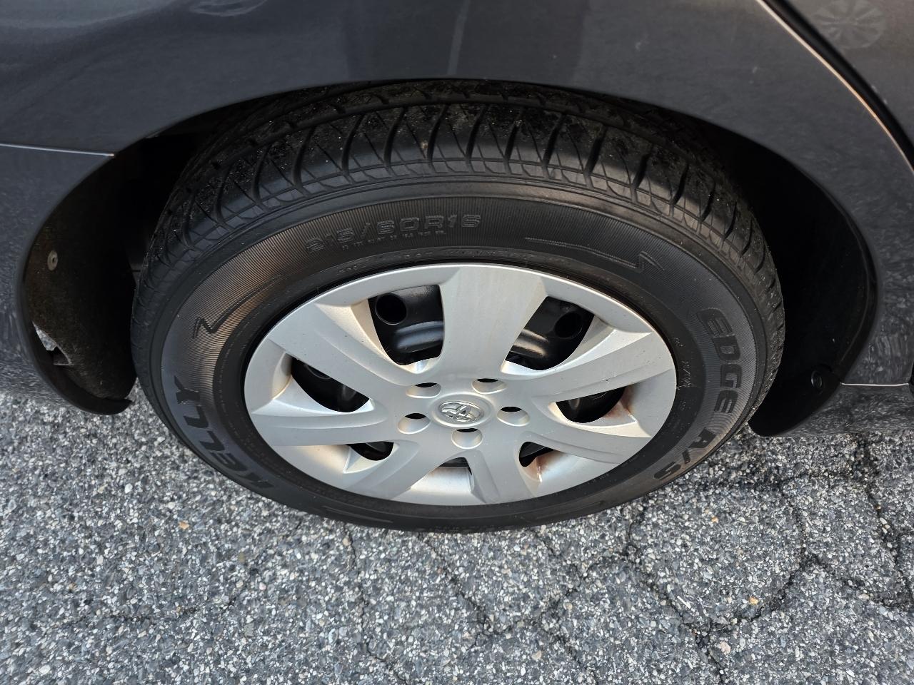 Toyota Camry Base 6-Spd AT 2011