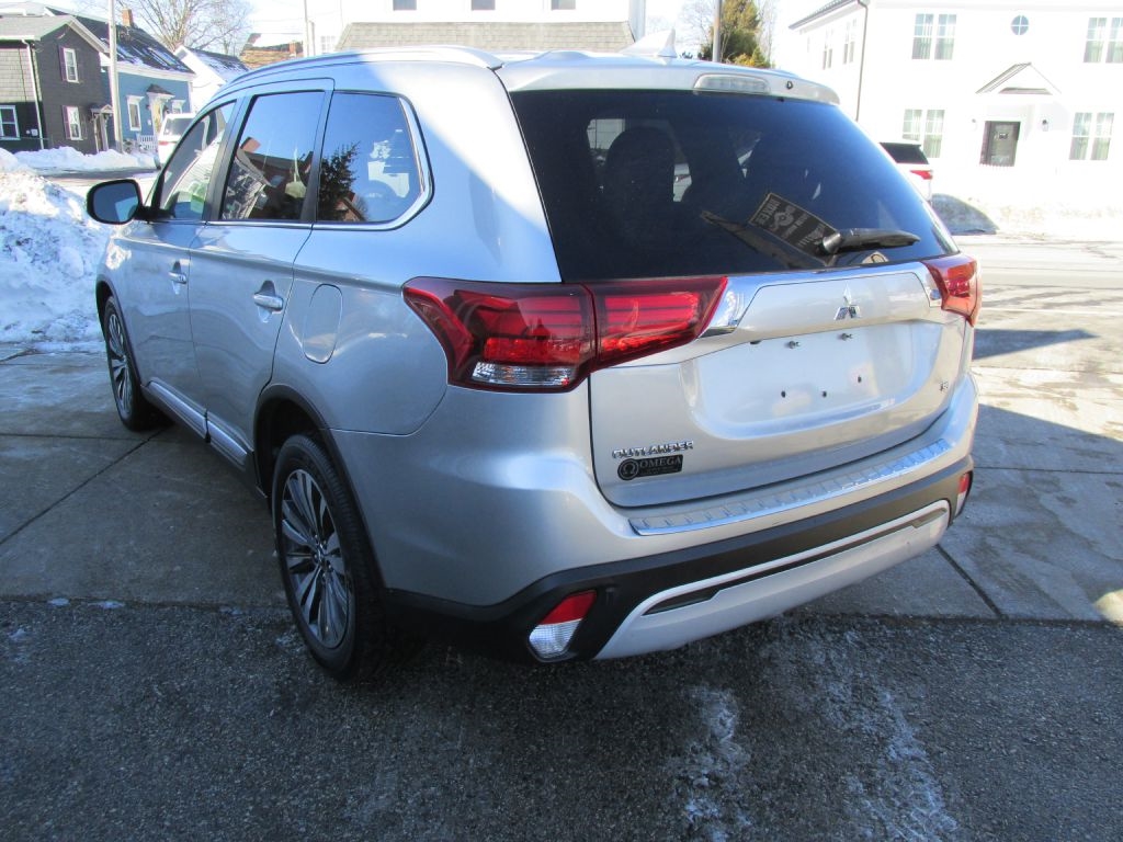 Mitsubishi Outlander  2020