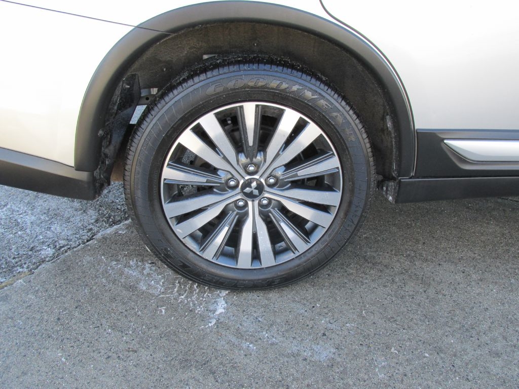 Mitsubishi Outlander  2020