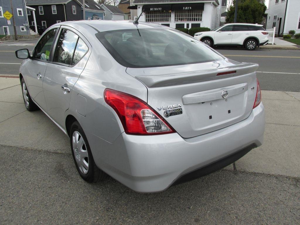Nissan Versa  2019