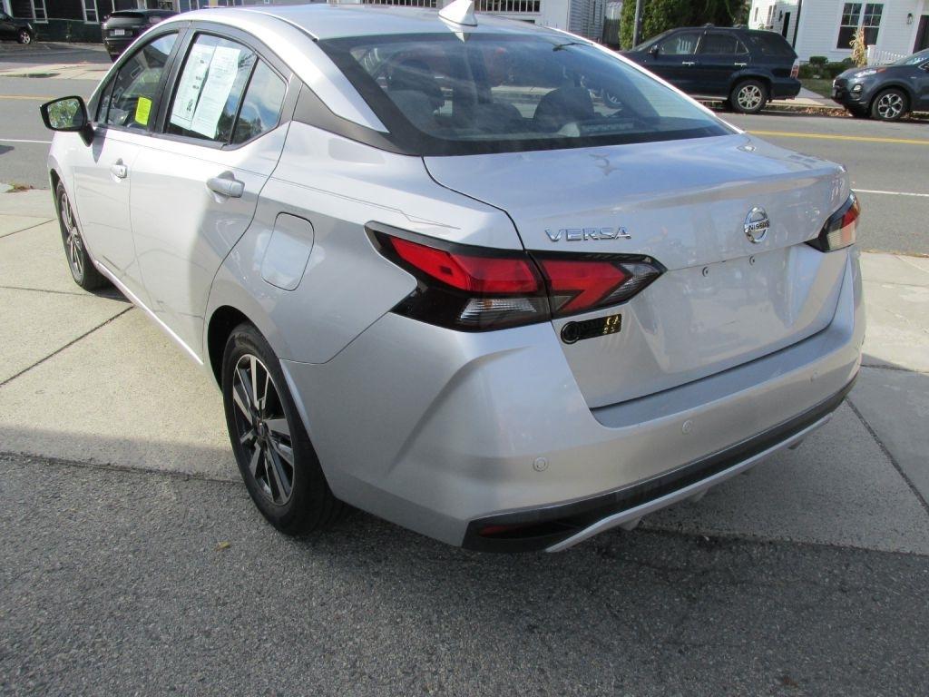 Nissan Versa  2021