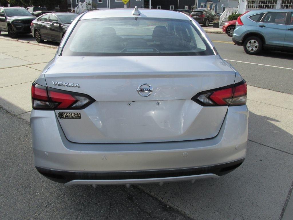 Nissan Versa  2021