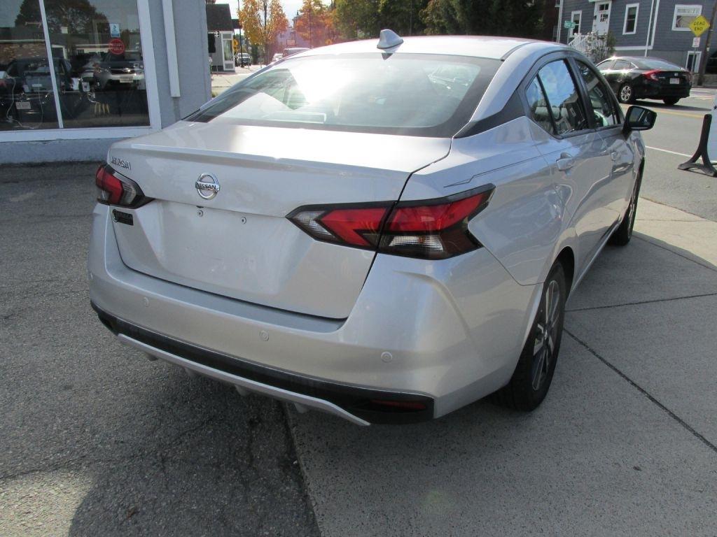 Nissan Versa  2021