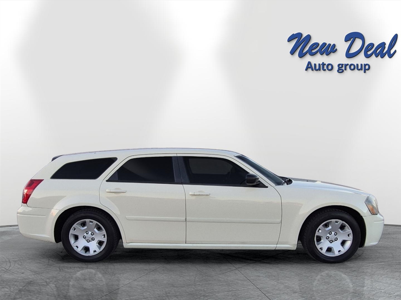 2005 Dodge Magnum SE photo 2