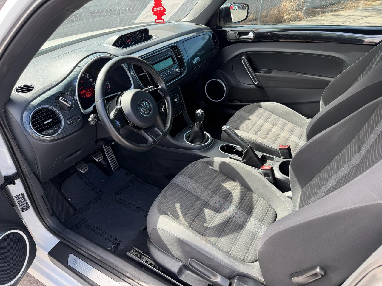 Volkswagen Beetle 2dr Cpe Man 2.0T Turbo PZEV 2012