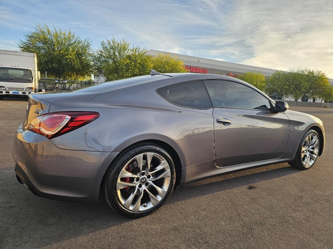 Hyundai Genesis Coupe 2dr V6 3.8L Man R-Spec 2014