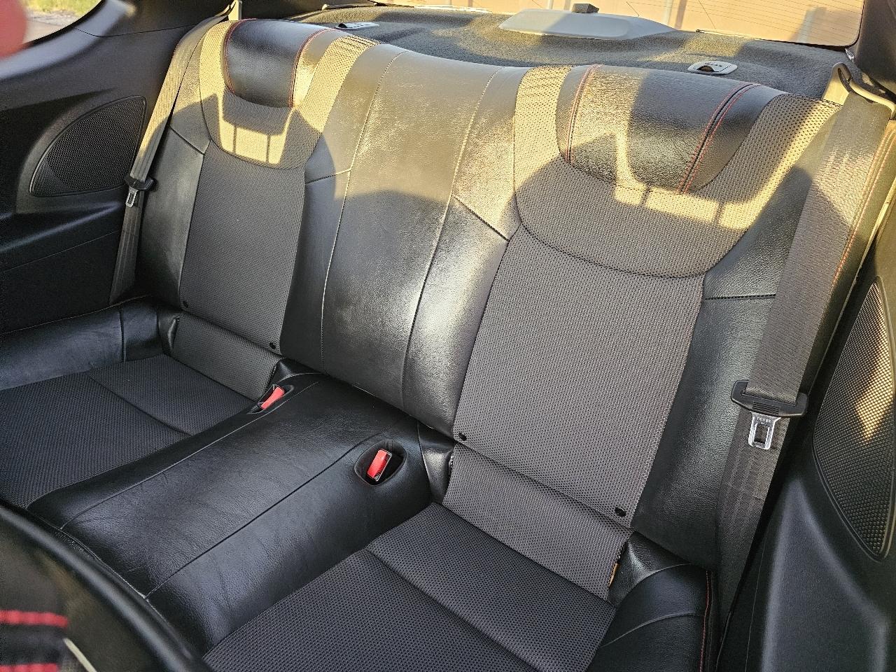 Hyundai Genesis Coupe 2dr V6 3.8L Man R-Spec 2014