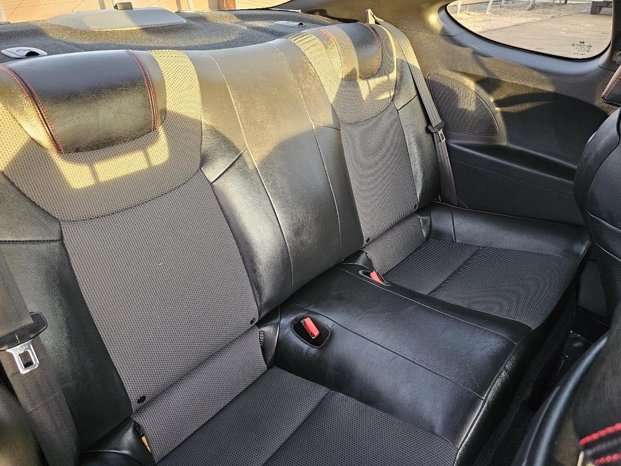 Hyundai Genesis Coupe 2dr V6 3.8L Man R-Spec 2014