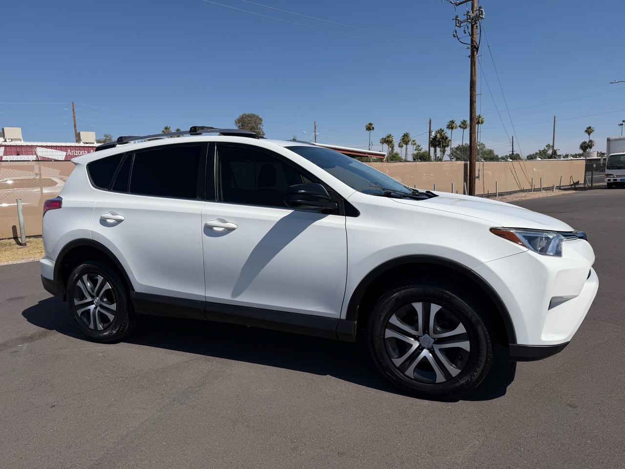 2018 Toyota RAV4 LE's photo